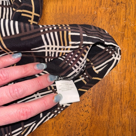 Trina Turk size 2 Black and White 💯 silk Plaid Blouse. - Picture 4 of 5